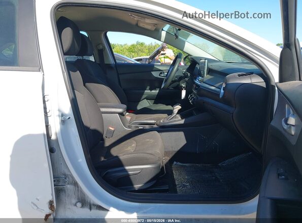 3KPF24AD9NE455084 2022 KIA FORTE White Вид салону спереду