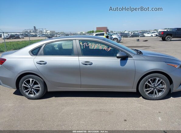3KPF24ADXNE454526 2022 KIA FORTE Серебряный Вид задней части салона