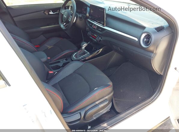 3KPF44AC2RE832877 2024 KIA FORTE White Vista interior delantera
