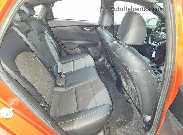 3KPF54AD1NE421194 2022 KIA FORTE Orange Vista de los asientos traseros