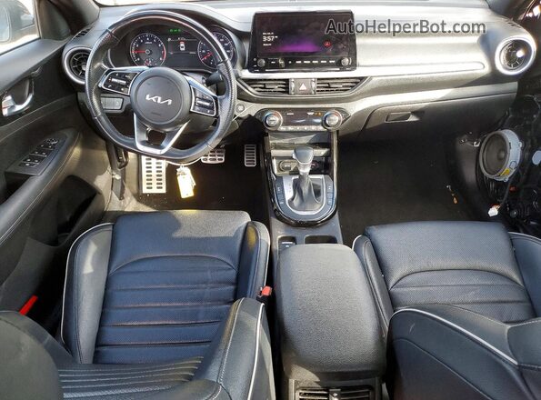 3KPF54AD3PE606768 2023 KIA FORTE Gray Widok deski rozdzielczej