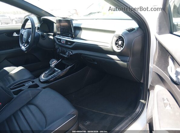 3KPF54AD4PE578916 2023 KIA FORTE White Widok wnętrza z przodu