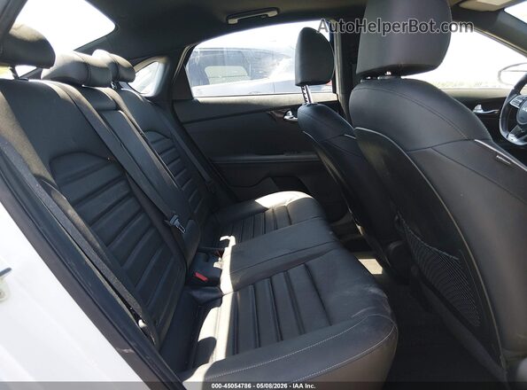 3KPF54AD4PE578916 2023 KIA FORTE White Widok naklejki z numerem VIN