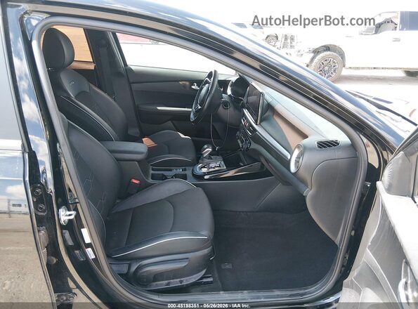 3KPF54AD4PE660791 2023 KIA FORTE Black Вид салону спереду