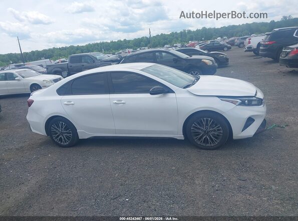 3KPF54AD4RE802219 2024 KIA FORTE Белый Вид задней части салона