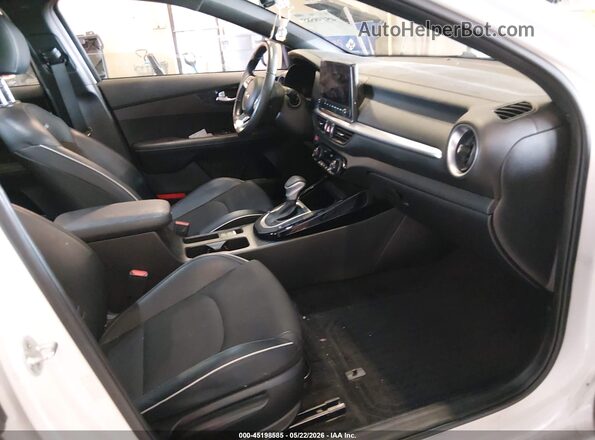 3KPF54AD5PE524654 2023 KIA FORTE White Widok wnętrza z przodu