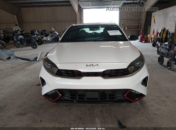 3KPF54AD5PE524654 2023 KIA FORTE White Widok wnętrza z tyłu