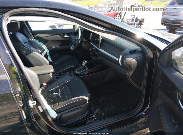 3KPF54AD8PE535678 2023 KIA FORTE Black Widok wnętrza z przodu