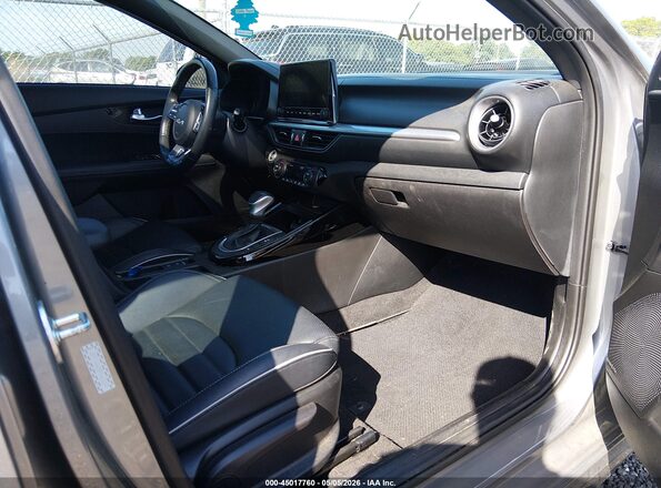 3KPF54AD8PE625199 2023 KIA FORTE Silver Widok wnętrza z przodu