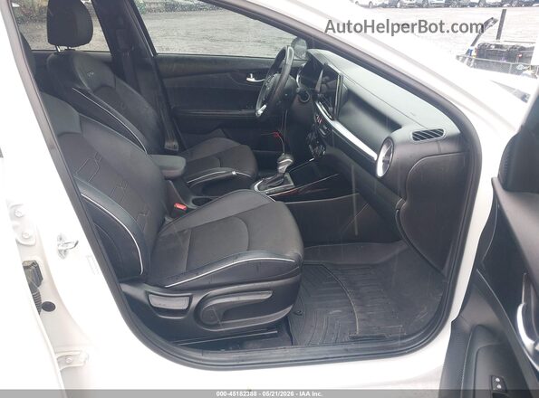 3KPF54AD9PE516220 2023 KIA FORTE Белый Вид салона спереди