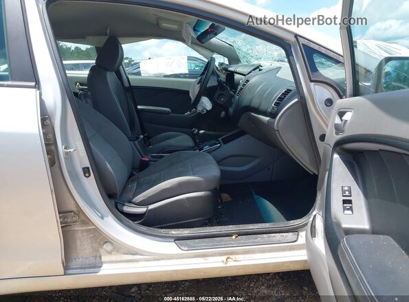 3KPFK4A72HE108825 2017 KIA FORTE Silver წინა სალონის ხედი