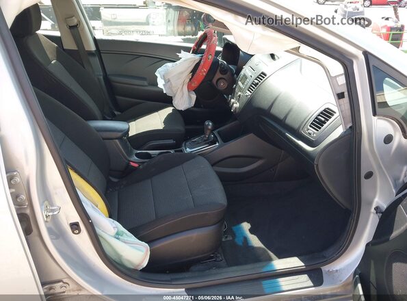 3KPFK4A75JE171715 2018 KIA FORTE Silver Front interior view