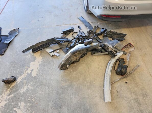 3KPFK4A77HE041204 2017 KIA FORTE Silver Vista del compartimento del motor