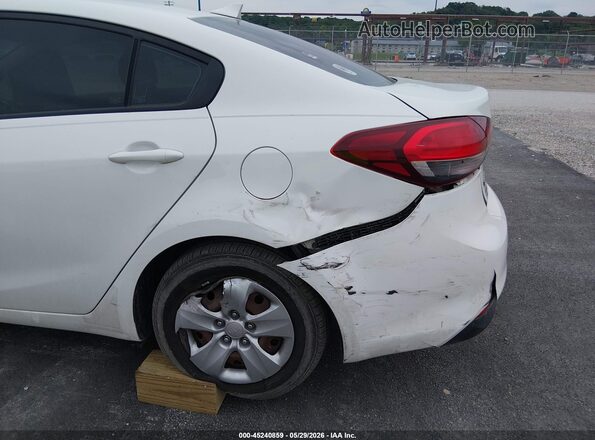 3KPFK4A7XHE097279 2017 KIA FORTE White Front view
