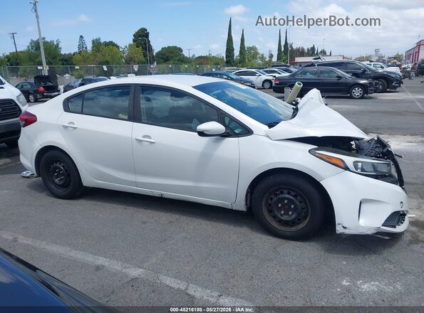 3KPFL4A72HE083812 2017 KIA FORTE White უკანა სალონის ხედი