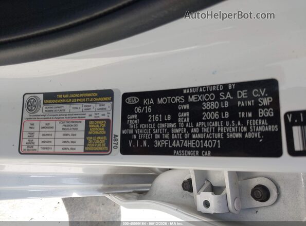 3KPFL4A74HE014071 2017 KIA FORTE White Vista del compartimento del motor
