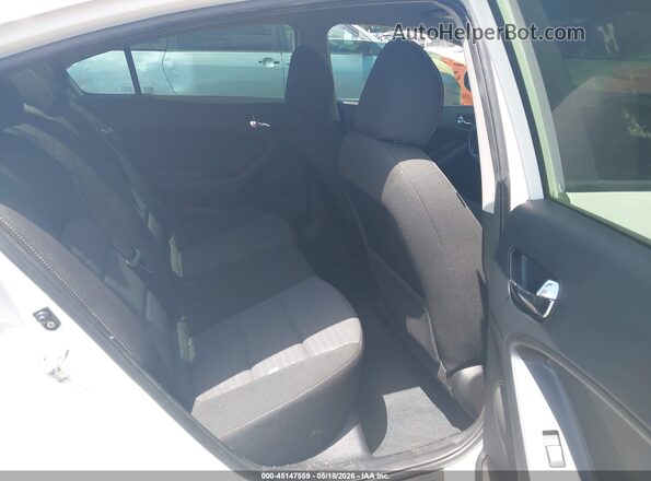 3KPFL4A79HE106096 2017 KIA FORTE White Widok naklejki z numerem VIN