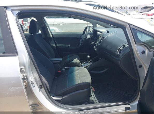 3KPFL4A7XJE169939 2018 KIA FORTE Silver Vista interior delantera
