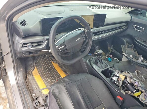 3KPFT4DE3SE012359 2025 KIA K4 Silver Առջևի վահանակի տեսք