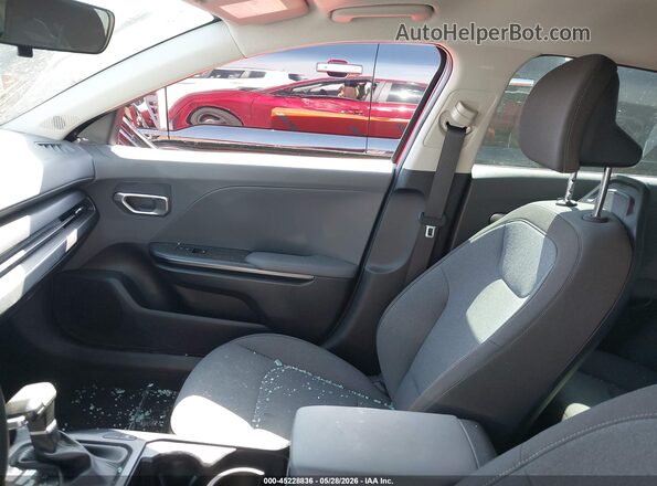 3KPFT4DE3SE201268 2025 KIA K4 Maroon Widok wnętrza z przodu
