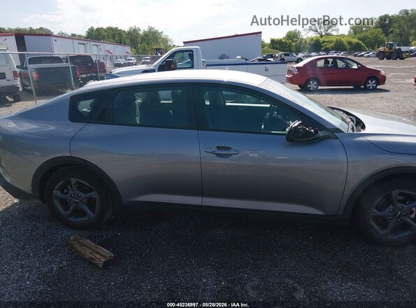 3KPFT4DE3SE218409 2025 KIA K4 Gray Սալոնի հետևի տեսք