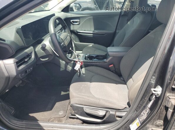 3KPFT4DE5SE013366 2025 KIA K4 Black Вид салону спереду