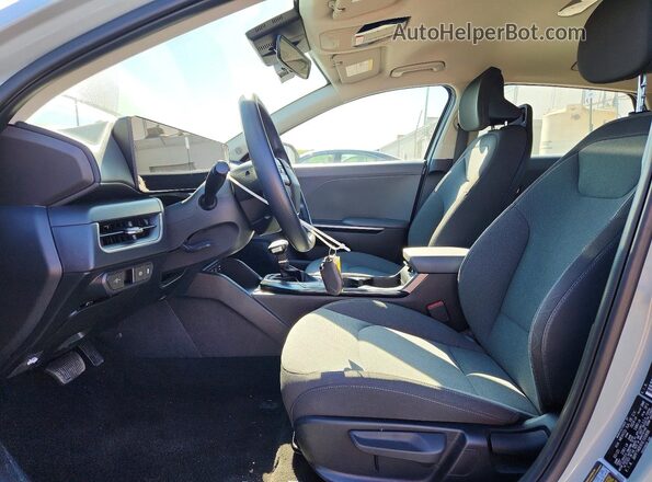 3KPFT4DE6SE103898 2025 KIA K4 Silver Front interior view