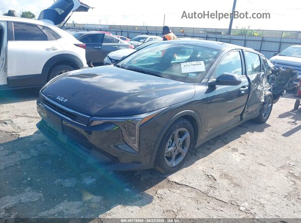 3KPFT4DEXSE213790 2025 KIA K4 Black Առջևի ձախ երեք քառորդ տեսարան