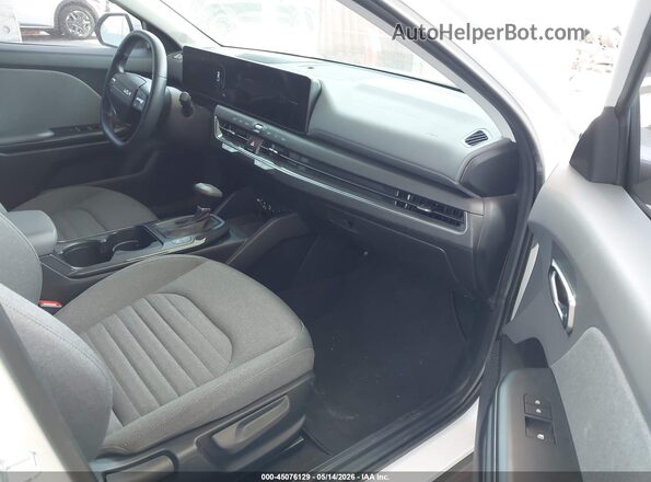 3KPFU4DE0SE025342 2025 KIA K4 White Front interior view