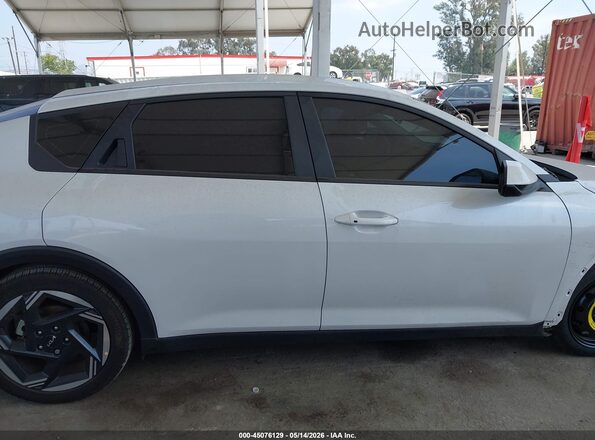 3KPFU4DE0SE025342 2025 KIA K4 White Rear interior view
