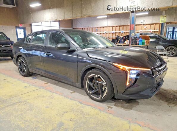 3KPFU4DE2SE023639 2025 KIA K4 Gray Front right