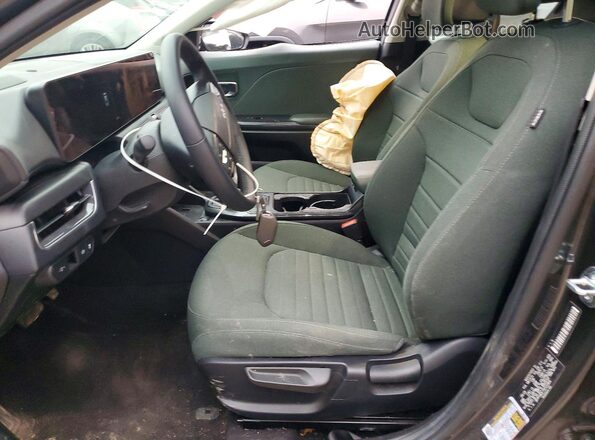 3KPFU4DE7SE032806 2025 KIA K4 Gray Front interior view