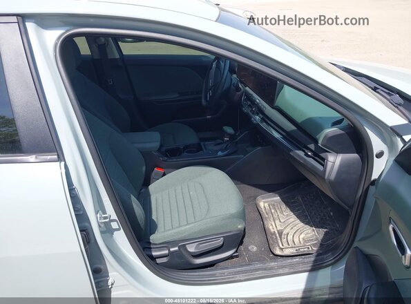 3KPFU4DEXSE011089 2025 KIA K4 Light Blue Vista interior delantera