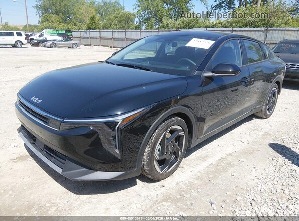 3KPFU4DEXTE285359 2026 KIA K4 Black Առջևի ձախ երեք քառորդ տեսարան