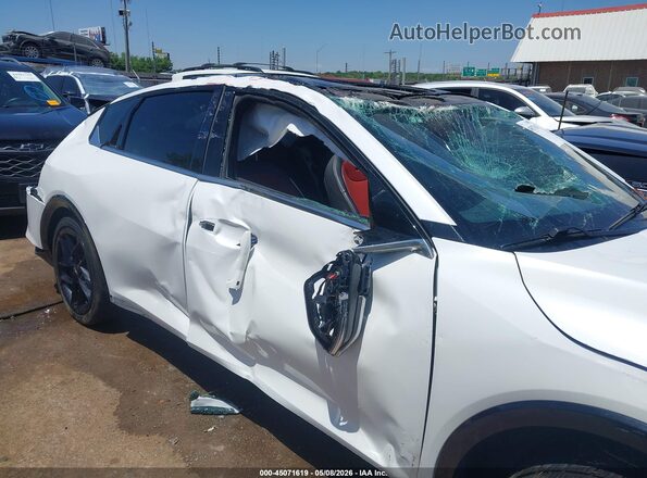 3KPFW4DC6SE066700 2025 KIA K4 White Դիմացի տեսք