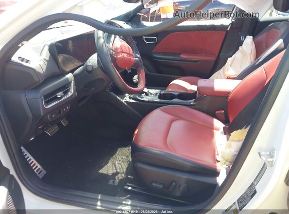 3KPFW4DC6SE066700 2025 KIA K4 White Սալոնի դիմացի տեսք