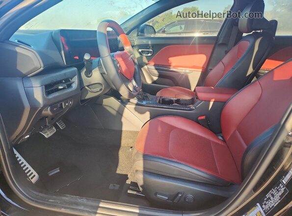 3KPFW4DC7TE258175 2026 KIA K4 Black Widok wnętrza z przodu