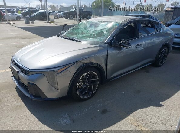 3KPFW4DEXSE043096 2025 KIA K4 Gray Առջևի ձախ երեք քառորդ տեսարան