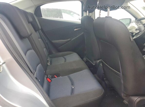 3MYDLBYV0JY327821 2018 TOYOTA YARIS Silver Widok tylnych siedzeń