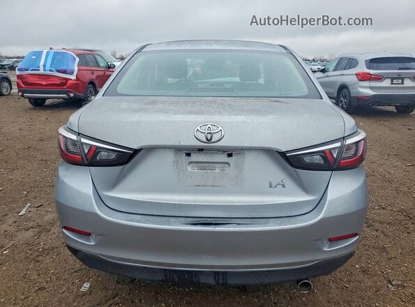 3MYDLBYV0JY327821 2018 TOYOTA YARIS Silver Widok z tyłu