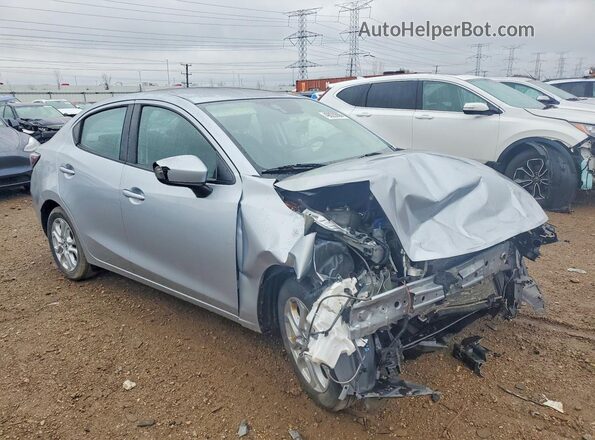 3MYDLBYV0JY327821 2018 TOYOTA YARIS Silver Przód prawy