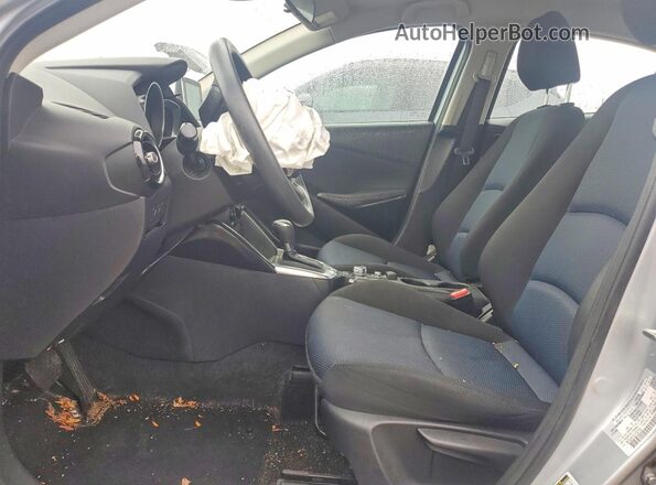 3MYDLBYV0JY327821 2018 TOYOTA YARIS Silver Widok wnętrza z przodu