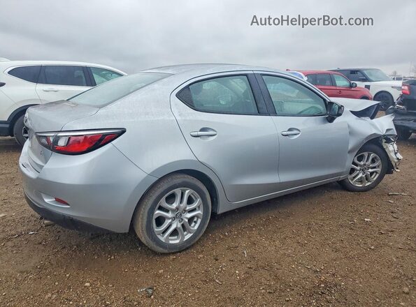 3MYDLBYV0JY327821 2018 TOYOTA YARIS Silver Tył prawy