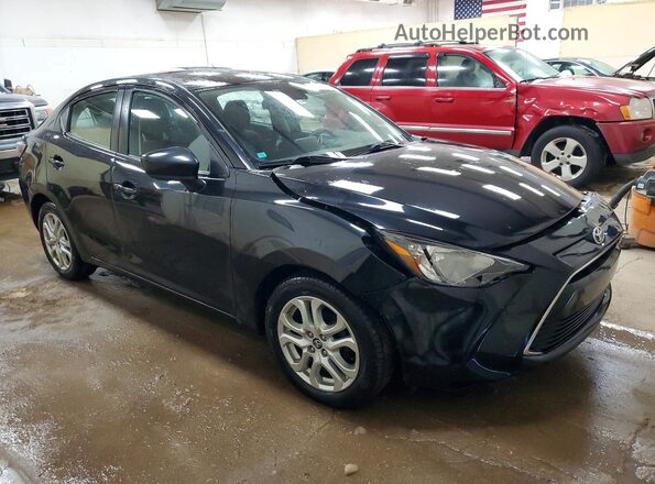 3MYDLBYV1HY187806 2017 TOYOTA YARIS Черный Передняя правая четверть