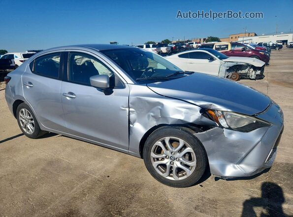 3MYDLBYV1JY332879 2018 TOYOTA YARIS Silver Передня права чверть