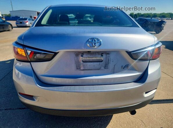 3MYDLBYV1JY332879 2018 TOYOTA YARIS Silver Вид ззаду