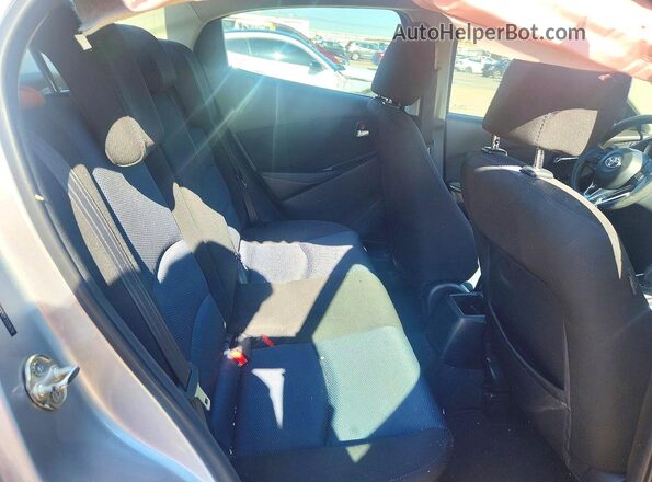 3MYDLBYV1JY332879 2018 TOYOTA YARIS Silver Вид задніх сидінь
