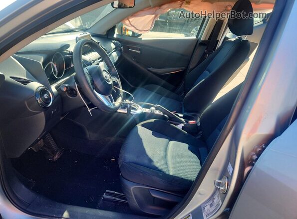 3MYDLBYV1JY332879 2018 TOYOTA YARIS Silver Вид салону спереду