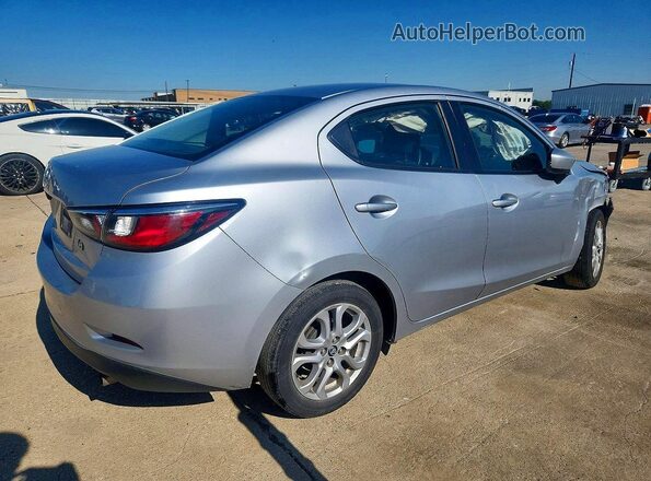 3MYDLBYV1JY332879 2018 TOYOTA YARIS Silver Задня права чверть