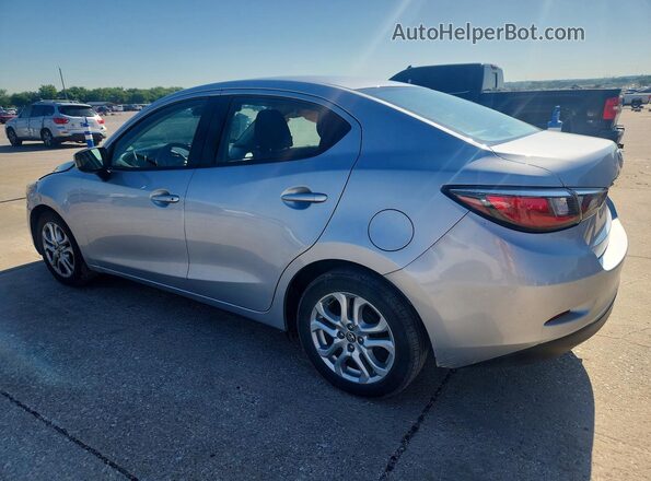 3MYDLBYV1JY332879 2018 TOYOTA YARIS Silver Задня ліва чверть